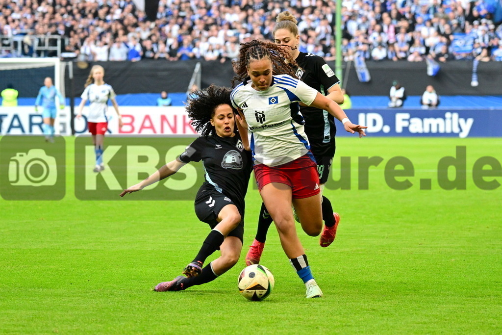 KBS Picture_HSV-Bremen_Frauen_005 | v.l. Arfaoui Amira (Werder Bremen Frauen) , Baum Lisa (HSV Frauen) , Matheis Saskia (Werder Bremen Frauen) ,Sportplatz :  Volksparkstadion, - Realisiert mit Pictrs.com
