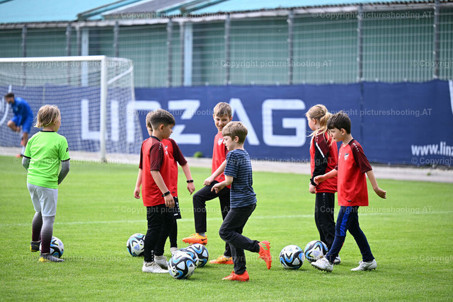 mikovits-20240507-0027 | Image shows childrens during warm up, PK LASK, Sport, Bundesliga, Fußball /Foto: Albert Mikovits Datum 20240507