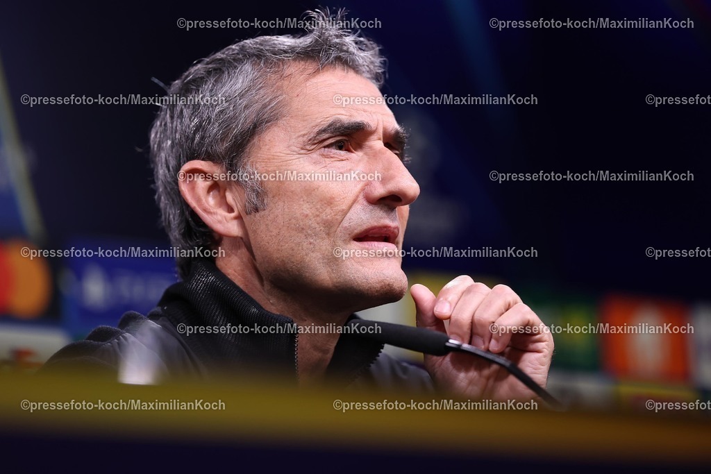 UCL01102501149 | 01.10.2025, Fußball, UEFA Champions League, Borussia Dortmund - Athletic Club Bilbao, BVB Stadion, 2. Spieltag, Saison 2025 2026: Die Trainer bei der Pressekonferenz nach dem Spiel .  Sichtlich enttäuscht nach der Niederlage Cheftrainer Ernesto Valverde (Bilbao #hc) Regulations prohibit any use of photographs as image sequences and or quasi-video.