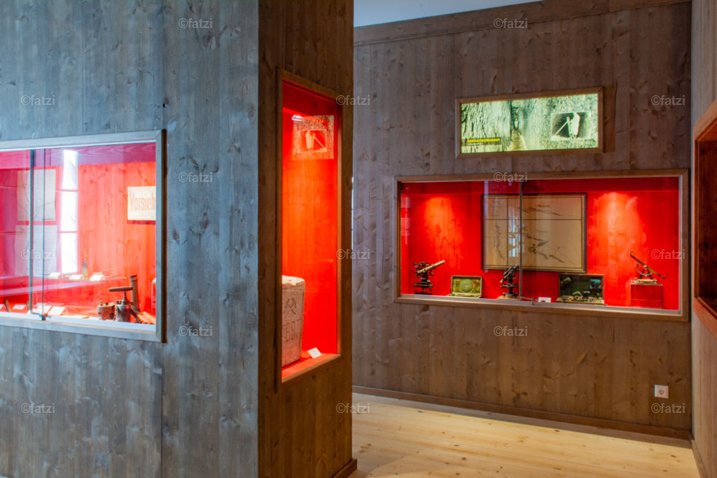 Bergbau-Museum Innen _fatzi_20230908-153644 | Fatzi Bilder-Archiv! 
Die Bilder sind für private Nutzung lizenzfrei. Die kommerzielle Nutzung ist möglich und erwünscht, jedoch bitte ich um vorherige Kontaktaufnahme per E-Mail (info@fatzi.at) oder unter +43 650 7828269 - Realisiert mit Pictrs.com