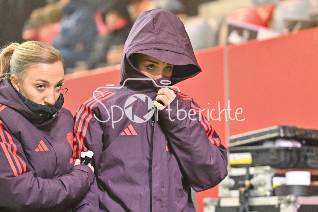 FC Bayern München Frauen - SG Eintracht Frankfurt Frauen | Die ausgewechselte Giulia GWINN (FCB #7) auf dem Weg in die Kabine / Traurig / Niedergeschalgen / Google Pixel Frauen Bundesliga: FC Bayern Muenchen - Eintracht Frankfurt, FC Bayern Campus am 04.11.2024