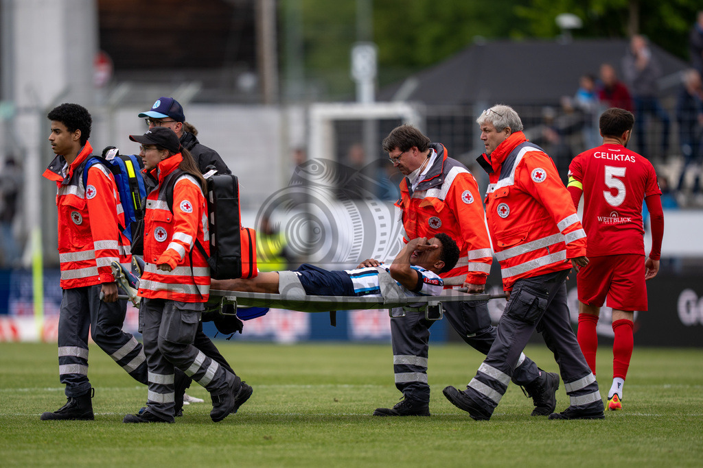 Stuttgarter Kickers vs. SG Sonnenhof Großaspach, Fussball, Regionalliga Suedwest, 34. Spieltag, 16.05.2026 | Jacob Danquah (Stuttgarter Kickers, #05) wird vom Platz getragen nach einer schweren Verletzung,Stuttgarter Kickers vs. SG Sonnenhof Großaspach, Fussball, Regionalliga Suedwest, 34. Spieltag, 16.05.2026