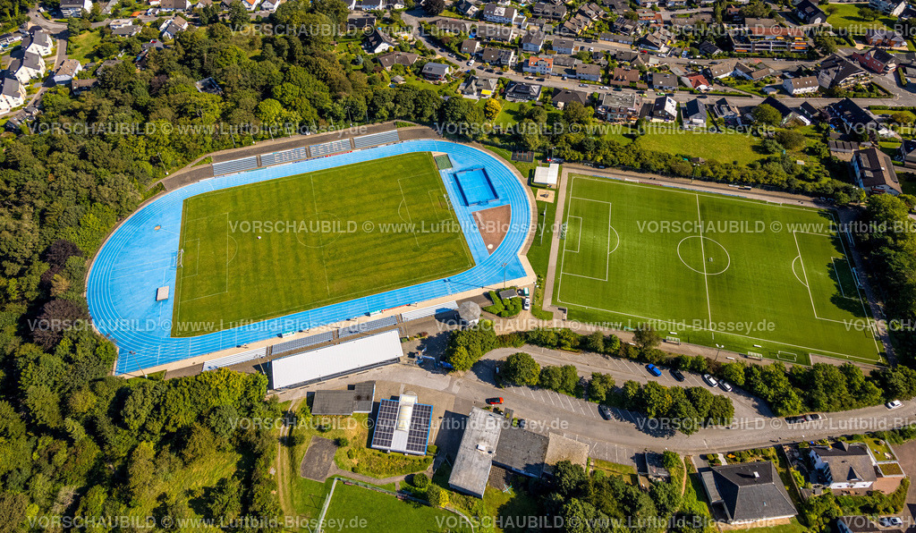Ennepetal240814155 | Luftbild, Bremenstadion Fußballstadion und Leichtathletikstadion des TuS Ennepetal 1911 e.V. Sportverein, Nebenplatz, Tribüne und blaue Laufbahn, Milspe, Ennepetal, Ruhrgebiet, Nordrhein-Westfalen, Deutschland