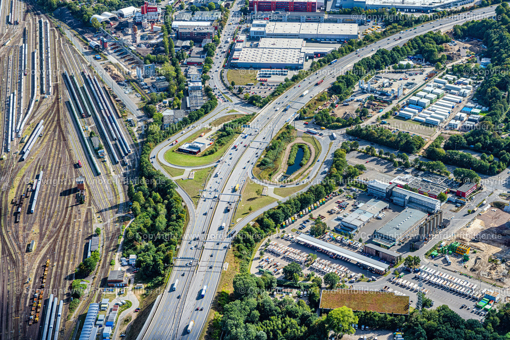 Hamburg_auf_und_Abfahrt_Volkspark_A7_ELS_3155200922 | HAMBURG 20.09.2022 Autobahn-Auf und Abfahrt Tunnelbauwerk der BAB A7 " Hamburger Deckel " im Ortsteil Volkspark in Hamburg, Deutschland. Weiterführende Informationen bei: DEGES Deutsche Einheit Fernstraßenplanungs- und -bau GmbH,  DIF Germany,  Die Autobahn GmbH des Bundes,  HOCHTIEF Aktiengesellschaft AG,  KEMNA BAU Andreae GmbH &amp; Co. KG,  Via Solutions Nord GmbH &amp; Co. KG. // Motorway on and off tunnel construction of the BAB A7 "Hamburger Deckel" in the district Volkspark in Hamburg, Germany. Further information at: DEGES Deutsche Einheit Fernstrassenplanungs- und -bau GmbH,  DIF Germany,  Die Autobahn GmbH des Bundes,  HOCHTIEF Aktiengesellschaft AG,  KEMNA BAU Andreae GmbH &amp; Co. KG,  Via Solutions Nord GmbH &amp; Co. KG. Foto: Martin Elsen
