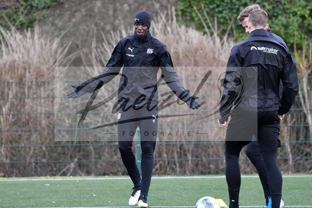 20200131_TRAOSN_0028 | Fußball, Herren: Assan Ceesay (VfL Osnabrueck) gestikuliert waehrend der Trainingseinheit des VfL Osnabrueck im Sportpark Illoshoehe am 31.01.2020 in Osnabrueck, Deutschland. - Realisiert mit Pictrs.com