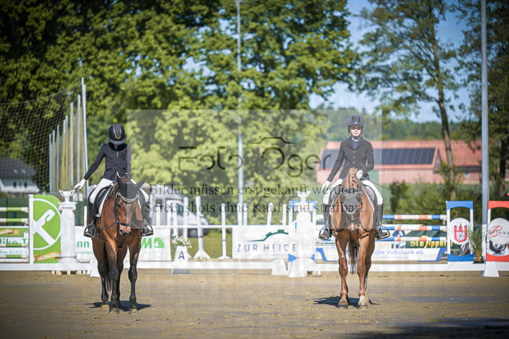 DOS_3050 | Entdecke hochwertige Reitturnierfotos von Foto Oger. Professionell, emotional und authentisch – jetzt Lieblingsmomente im Shop bestellen.Deutschlandweite Turnierfotografie. - Realisiert mit Pictrs.com