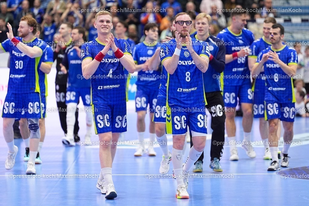 xYDRx10022601044a | 10.02.2026, xydrx, Handball, 1.HBL, VfL Gummersbach - SG Flensburg-Handewitt, Schwalbe-Arena: Ellidi Vidarsson (VfL Gummersbach #4) und Lukas Blohme (VfL Gummersbach #8) bejubeln den Sieg   Photo: xYannisxDreimannxPressefotoKochx
