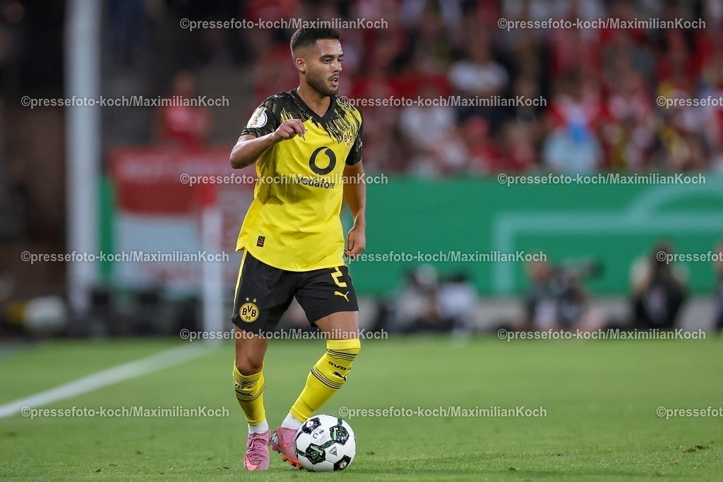 DFB18082501054 | 2025.08.18, Fußball, 1.Runde DFB-Pokal, Rot-Weiss Essen - Borussia Dortmund, Stadion Hafenstraße, Saison 2025 2026: Yan Couto&nbsp;(BVB #02)  DFB regulations prohibit any use of photographs as image sequences and or quasi-video.