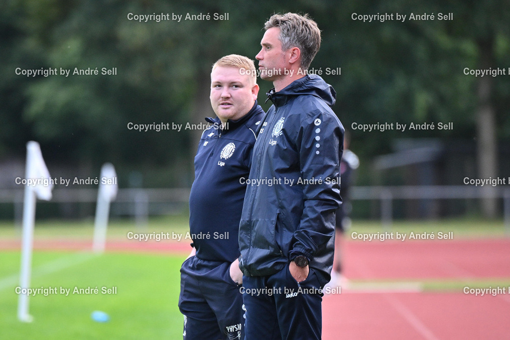 TuS Nortorf vs TSV Kropp | Trainer Jan-Niclas Bräunling (Nortorf) &amp; Trainer Benjamin Szodruch (Nortorf re.) / Fußball-Landesliga Schleswig Männer 2026/2027 / TuS Nortorf vs TSV Kropp / TuS Arena / Nortorf / 29.08.26 - Realisiert mit Pictrs.com