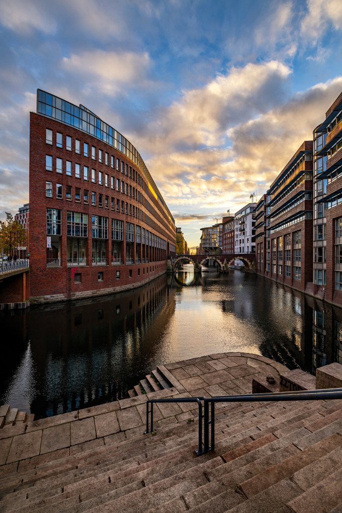 10230303 - Sonnenuntergang am Bleichenfleet | Blick von der Stadthausbrücke über das Bleichenfleet in Richtung Ellerntorsbrücke.