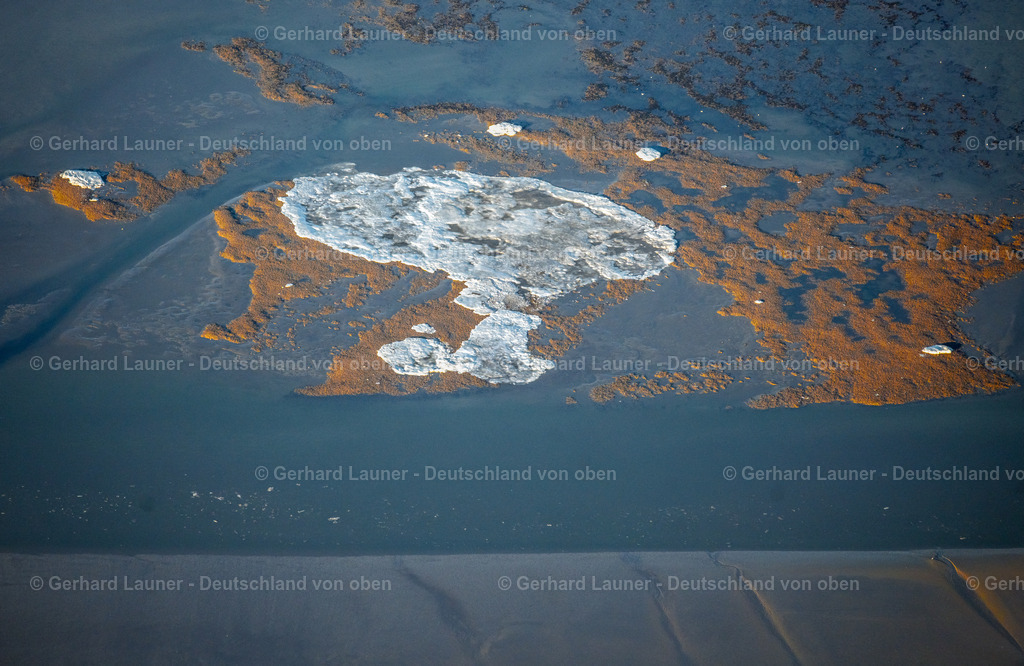 4044100 | JUIST 13.02.2021 Winterlich schneebedeckte Küstenbereich der Vogelinsel Lütje Hörn in Juist im Bundesland Niedersachsen, Deutschland. Lütje Hörn ist eine unbewohnte ostfriesische Insel, die etwa vier Kilometer ostsüdöstlich des Ostendes von Borkum im ostfriesischen Randzelwatt liegt. Weiterführende Informationen bei: NABU - Naturschutzbund Deutschland e.V.. // Wintry snowy coastal area of the Vogelinsel Luetje Hoern - Island in Juist in the state Lower Saxony, Germany. Further information at: NABU - Naturschutzbund Deutschland e.V.. Foto: Gerhard Launer