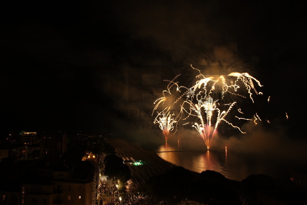 Ferragosto Fireworks in Grado, Italy | GRADO, ITALY, 15.AUG.26 - FIREWORKS - Ferragosto fireworks over the Adriatic Sea in Grado, Italy. Colorful fireworks light up the night sky above the beach, coastline and waterfront during the traditional summer celebration. - Realisiert mit Pictrs.com