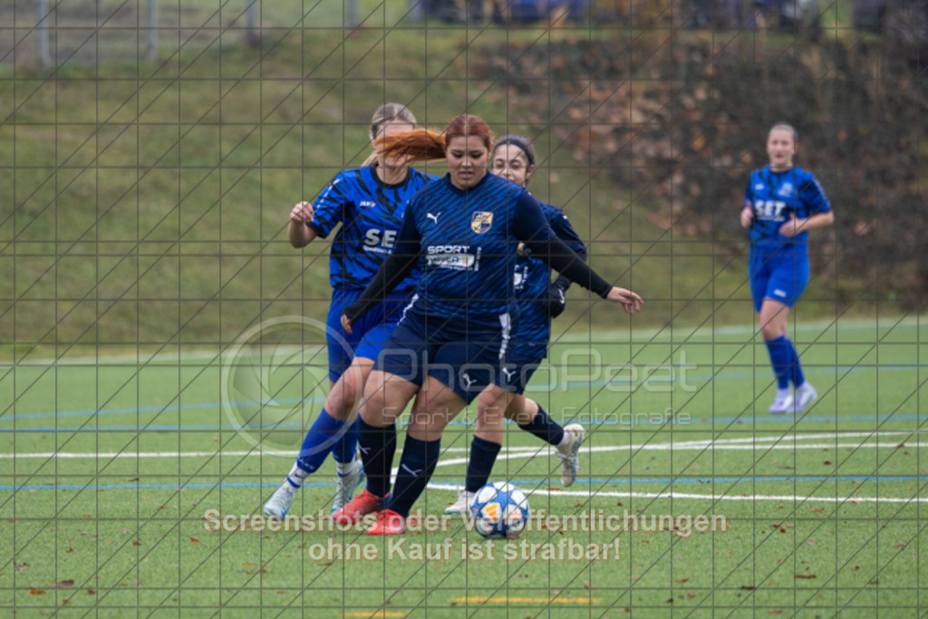 20251109_114228_0346 | #,TSV Eschenbach (blau) vs. ASV Eislingen (dunkelblau), Fussball, Frauen-Quali Bezirksliga - Bezirk Neckar/Fils, 08. Spieltag, Saison 2025/2026, Kunstrasenplatz, Schlater Straße, 73107 Eschenbach, 09.11.2025 - 11:00 Uhr,Foto: PhotoPeet-Sportfotografie/Peter Harich