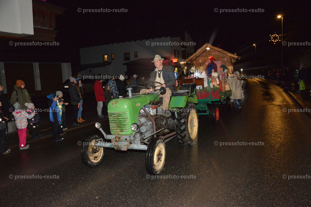 -news-2022-Dez05-Nikolo-Einzug-Lechaschau-WTV_6279 | Info aus dem Bezirk Reutte/Ausserfern Tirol sowie eine umfangreiche Bilddatenbank über die gesamte Region: Lechtal, Talkessel Reutte, Tannheimertal, Zwischentoren. Lech, Plansee, Zugspitze, Grenztunnel, B179, Fernpassstraße, Verkehr, Lawinen, Tradition, - Realisiert mit Pictrs.com