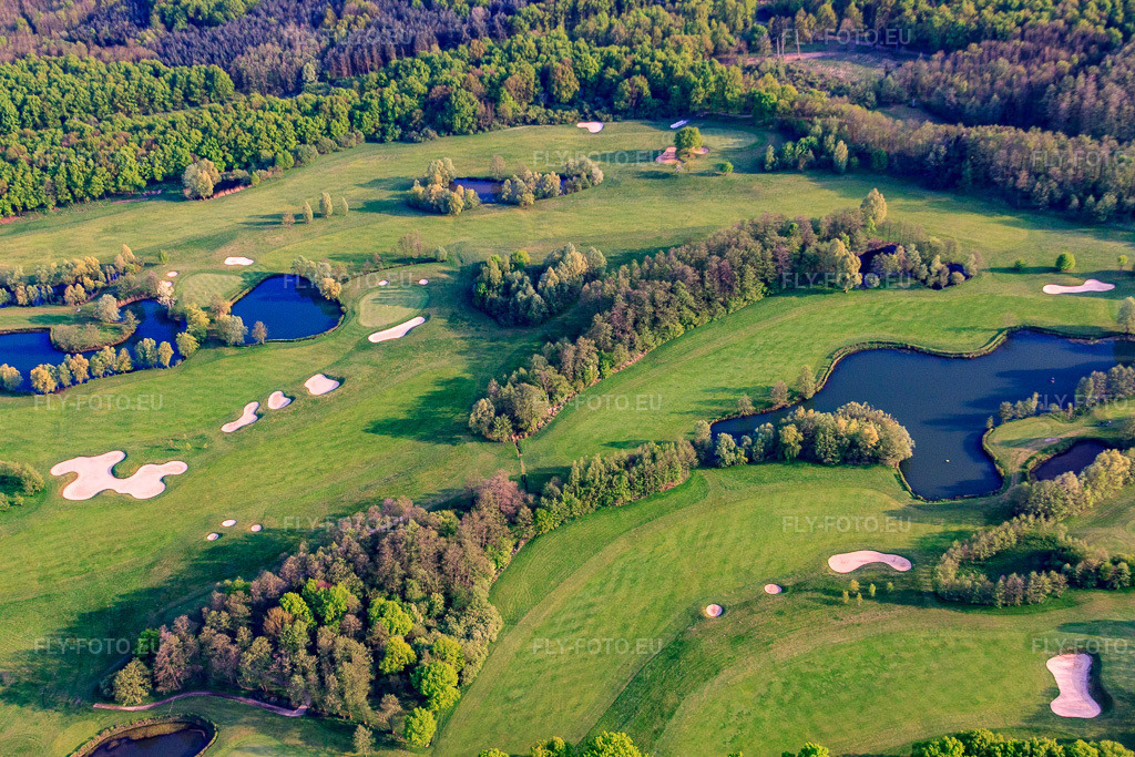 Vue aérienne: Étangs et greens du club de golf de Baden-Baden Soufflenheim à Soufflenheim dans le département Bas Rhin, France – .Photo: IMG_39505.jpg prise le 14/04/2011 par Werner Riehm/FLY-FOTO.eu – Résolution de l'original: 4752 x 3168 px