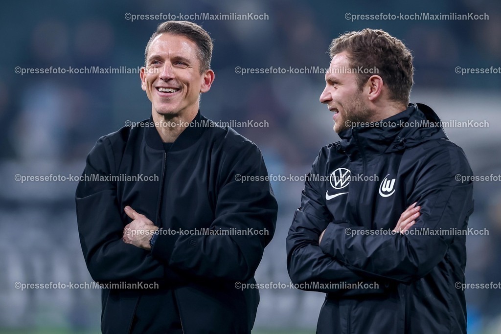 BMG13122502235 | 13.12.2025, Fußball, Borussia Mönchengladbach - VfL Wolfsburg, 1. Fußball Bundesliga, 14.Spieltag, Borussia-Park, Saison 2025 2026: Interimstrainer Daniel Bauer (VfL Wolfsburg #hc) neben Julian Klamt (Co-Trainer Wolfsburg)  DFB regulations prohibit any use of photographs as image sequences and or quasi-video.