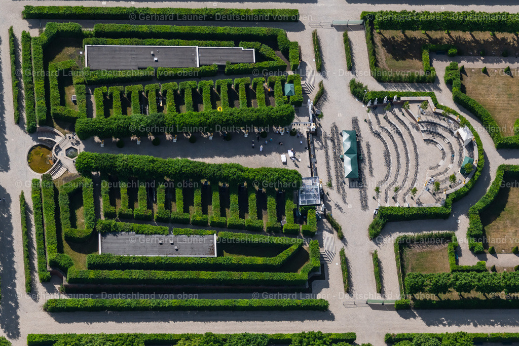 4030948 | HANNOVER 02.06.2020 Der Große Garten im Stadtteil Herrenhausen in Hannover im Bundesland Niedersachsen. Der Barockgarten an der Herrenhäuser Straße wurde im 17. Jahrhundert errichtet und besteht aus vielen Broderiemustern und der zentral gelegenen Glockenfontäne. // The big garden in the part of town of Herrenhausen in Hannover in the federal state Lower Saxony. The baroque garden in the mansions street was established in the 17th century and exists of many Broderie scrutinise and the centrally situated bell jet. Foto: Gerhard Launer