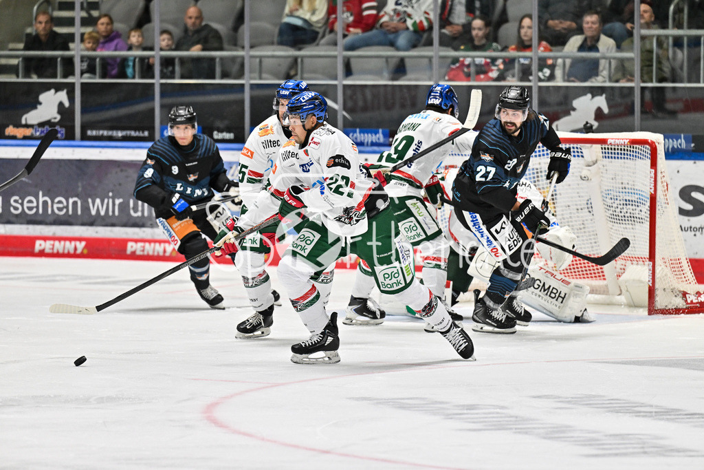 Augsburger Panther - Steinback Black Wings Linz | in dieser Szene klärt Madison BOWEY (Augsburger Panther 22) vor dem eigenen Tor / Testspiel: Augsburger Panther - Steinback Black Wings Linz; Curt Frenzel Stadion am 05.09.2025