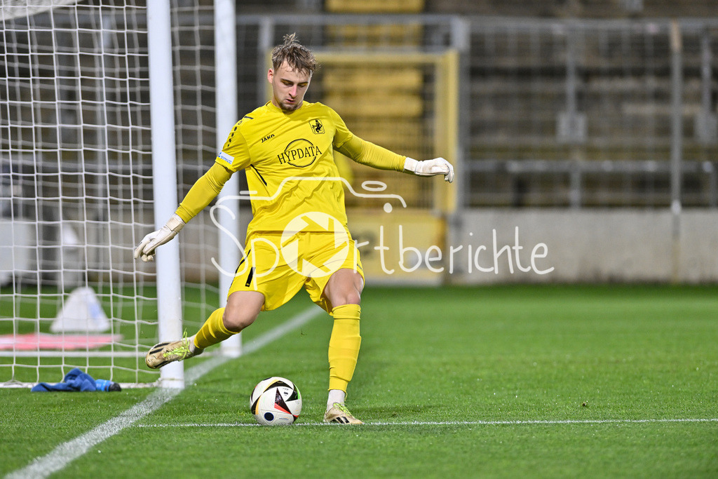 FC Bayern Amateure - TSV Schwaben Augsburg | im Bild Patrick SANDER (TSV #1) am Ball / Freisteller / Einzelfoto / Regionalliga Bayern: FC Bayern Muenchen II - TSV Schwaben Augsburg, Gruenwalder Stadion am am 25.10.2024