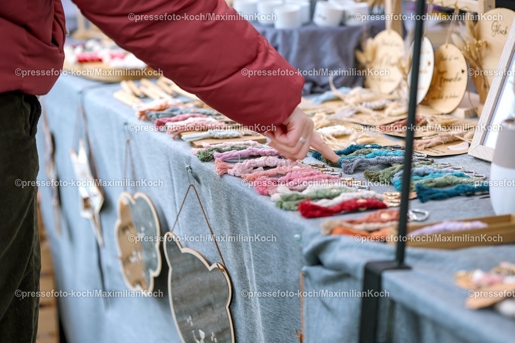 CR29112501009 | 29.11.2025, Castrop-Rauxel, Pünktlich zur Vorweihnachtszeit öffnen die ersten Weihnachtsmärkte in Nordrhein-Westfalen. Eindrücke rund um den Weihnachtsmarkt auf dem Hof Menken in Castrop-Rauxel. Kunsthandwerk