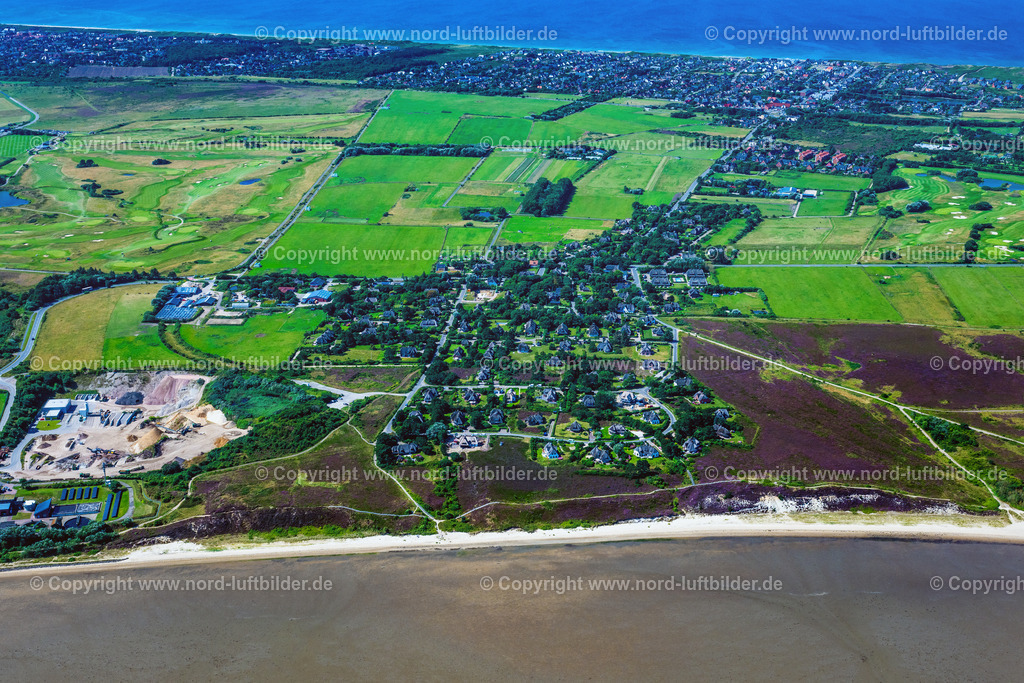 Sylt_Braderup_bis_Wenningstedt_ELS_9323130825 | WENNINGSTEDT-BRADERUP (SYLT) 13.08.2025 Ortsansicht an der Meeres-Küste im Ortsteil Braderup in Wenningstedt-Braderup (Sylt) auf der Insel Sylt im Bundesland Schleswig-Holstein, Deutschland. // Townscape on the seacoast in the district Braderup in Wenningstedt-Braderup (Sylt) at the island Sylt in the state Schleswig-Holstein, Germany. Foto: Martin Elsen