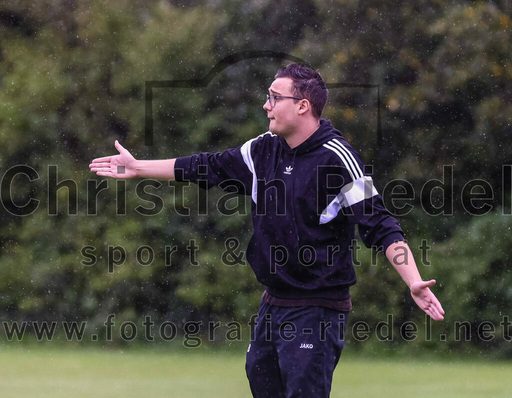 2023-08-27_076_TSV_Steinhoering_gegen_FC_Ebersberg | Steinhöring, Deutschland, 27.08.2023:
Fußball, Kreisklasse 2023 / 2024, 2. Spieltag, TSV Steinhöring gegen FC Ebersberg, Endergebnis: 2:0

Trainer Maximilian Backa (TSV Steinhöring)

Foto: Christian Riedel / fotografie-riedel.net