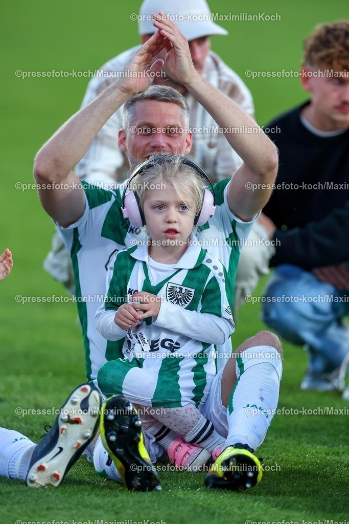 SCP09052501113 | 09.05.2025, Fußball, Preußen Münster - Hertha BSC, 2. Fußball Bundesliga, 33. Spieltag, Preußenstadion, Saison 2024 2025: Abschlussjubel nach dem 2:0 Sieg für Preußen. Marc Lorenz (Preussen Muenster #18) mit Tochter DFB regulations prohibit any use of photographs as image sequences and or quasi-video.
