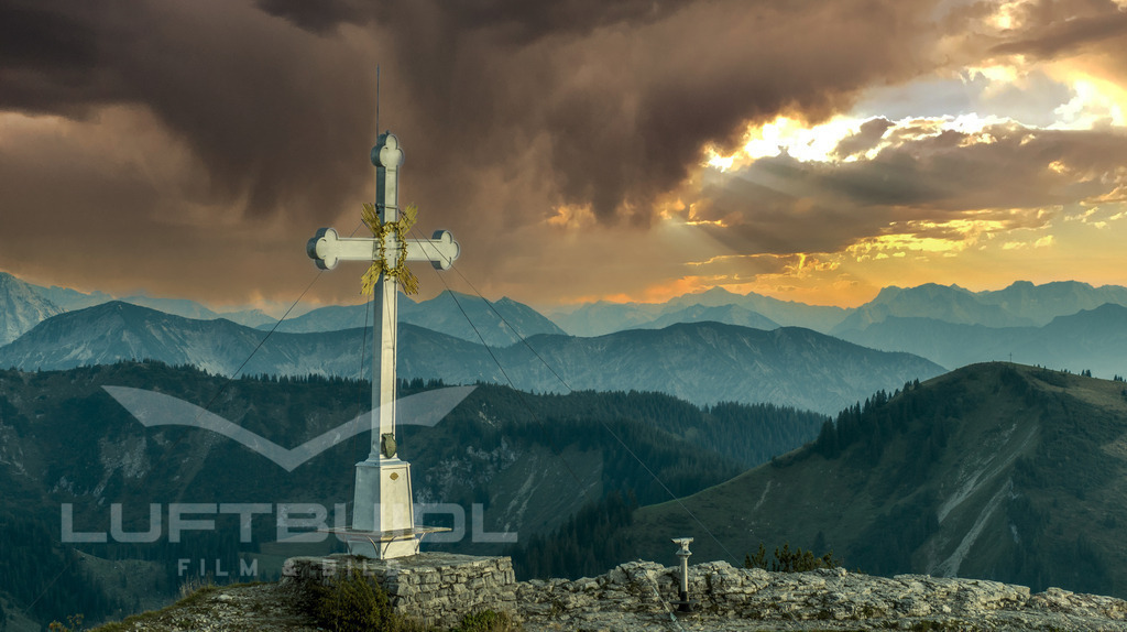 Das Wallberggipfelkreuz vor Drohkulisse; S18 | LuftBuidl Tegernsee - Realisiert mit Pictrs.com