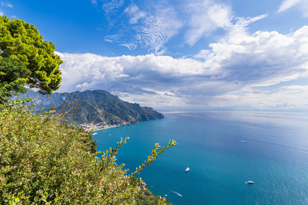Blick von Ravello auf die Amalfiküste in Italien | Blick von Ravello auf die Amalfiküste in Italien.