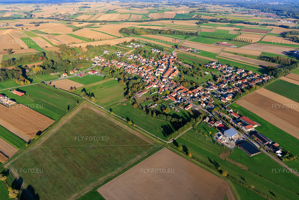 Vue aérienne: Vue de la ville depuis l'ouest à Buhl dans le département Bas Rhin, France. Photo: IMG_150152.jpg prise le 11/10/2025 par Werner Riehm/FLY-FOTO.euRésolution de l'original: 6000 x 4000 px