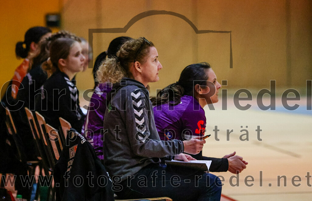 2023-11-11_025_SpVgg_Altenerding_gegen_TSV_Simbach_II | Erding, Deutschland, 11.11.2023:
Handball, Bezirksliga Frauen Altbayern 2023 / 2024, 5. Spieltag, SpVgg Altenerding II gegen TSV Simbach II, Endergebnis: 31:28

Trainerin Nicole Steinbrecher (SpVgg Altenerding)

Foto: Christian Riedel / fotografie-riedel.net