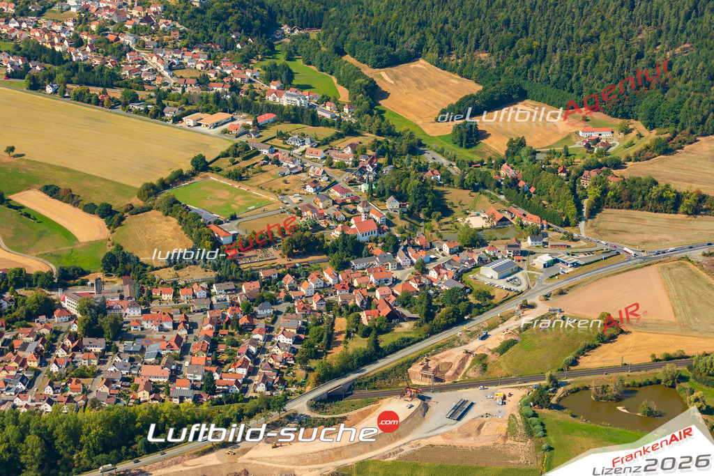 Schrägluftbild  Johannisthal  Küps - Das Luftbild wurde 2025 vom UL-Flugzeug heraus erstellt ( keine Drohne ) - Hochauflösende Luftaufnahme -Nicht vergleichbar mit Google Maps oder Satelittenbilder- Die Geschenkidee !Mit Lizenz und Bildrechte bestellbar