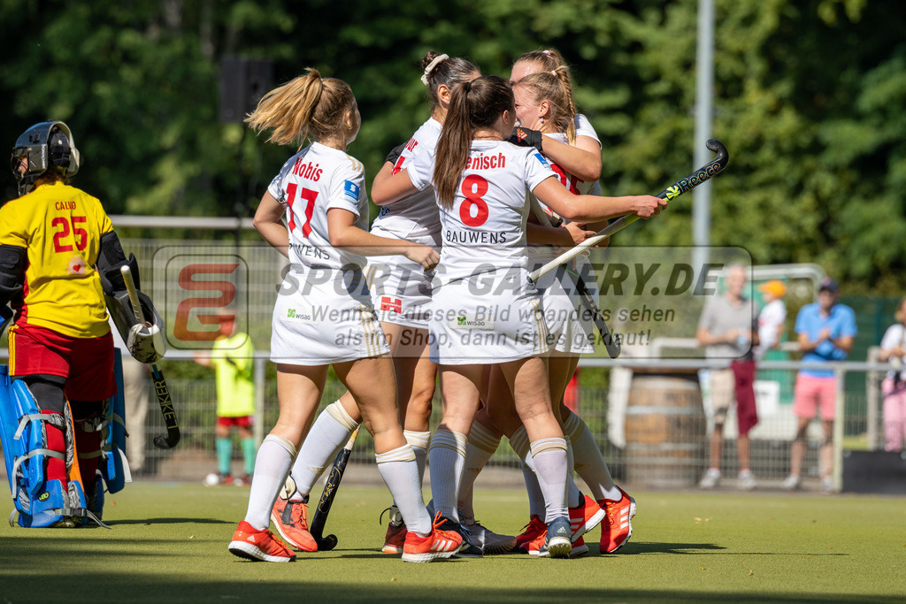 SFE_20220903_0158 | Camille Nobis ( Rot-Weiss Köln #17 ) Pia Maertens ( Rot-Weiss Köln #35 ) Helena Würker ( Rot-Weiss Köln #16 )  ; 1. Bundesliga Hockey Herren Rot-Weiss Köln - Bremer HC am 03.09.2022 in Köln (KTHC Stadion Rot-Weiss Köln Tennis and Hockey Club), Photo: Stephan Fehrmann 2022 (Sports-Gallery)