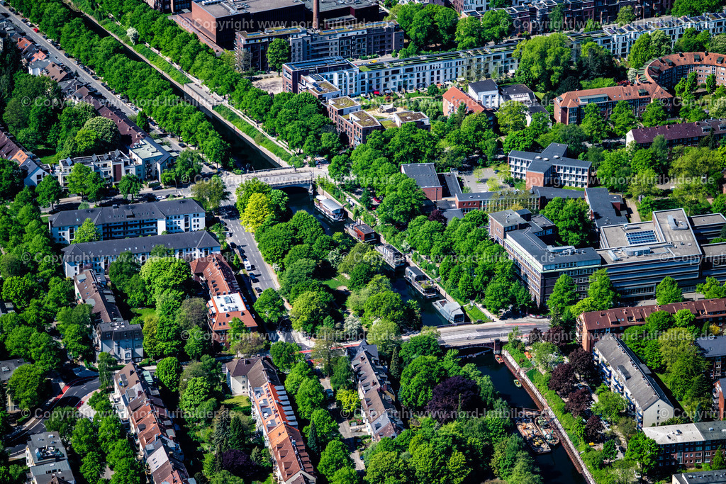 Hamburg_Mundsburg_Eilbekkanal_Uferstrasse_Hausboote_ELS_2915010525 | HAMBURG 01.05.2025 Kanalverlauf und Uferbereiche des Verbindungs- Kanales " Eilbekkanal " an der Uferstraße im Ortsteil Barmbek in Hamburg, Deutschland. // Canal course and shore areas of the connecting canal " Eilbekkanal " on street Uferstrasse in the district Barmbek in Hamburg, Germany. Foto: Martin Elsen