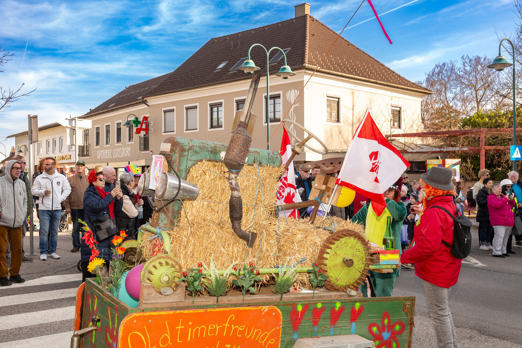 Umzug2025-190_9882 | Fotostrecke: FASCHINGSUMZUG 2025 in Loosdorf. 22 Masken(gruppen)-Teilnehmer: Loosdorfer Vereine, Wirtschaftstreibende, Gemeindeabordnungen sowie Kreditinstitute. rund 700 Besucher entlang der Hauptstrasse. Veranstaltungs-Sicherung durch Mannschaft der FF-Loosdorf mit schwerem Gerät. Maskenprämierung am EKZ-Platz durch Bgm. Thomas Vasku in den Kategorien: Bester Festwagen (Fa. gkonzept-Groissenberger; Beste Personengruppe-ASK-Loosdorf; Beste Einzelperson; Weiteste Anreise-FF Schollach;