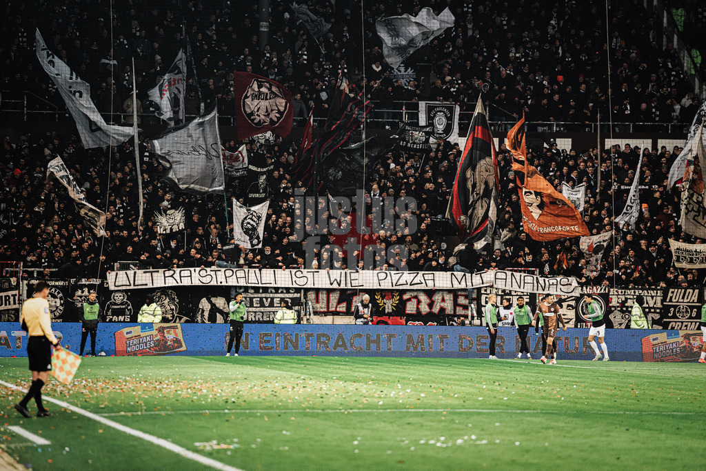 Fußball | Männer | Saison 2024/2025  | Fußball-Bundesliga | 16. Spieltag | FC St. Pauli vs. Eintracht Frankfurt | 11.01.2025 | Fans aus Frankfurt mit einem Transparent: Ultra St. Pauli ist wie Pizza mit Ananas