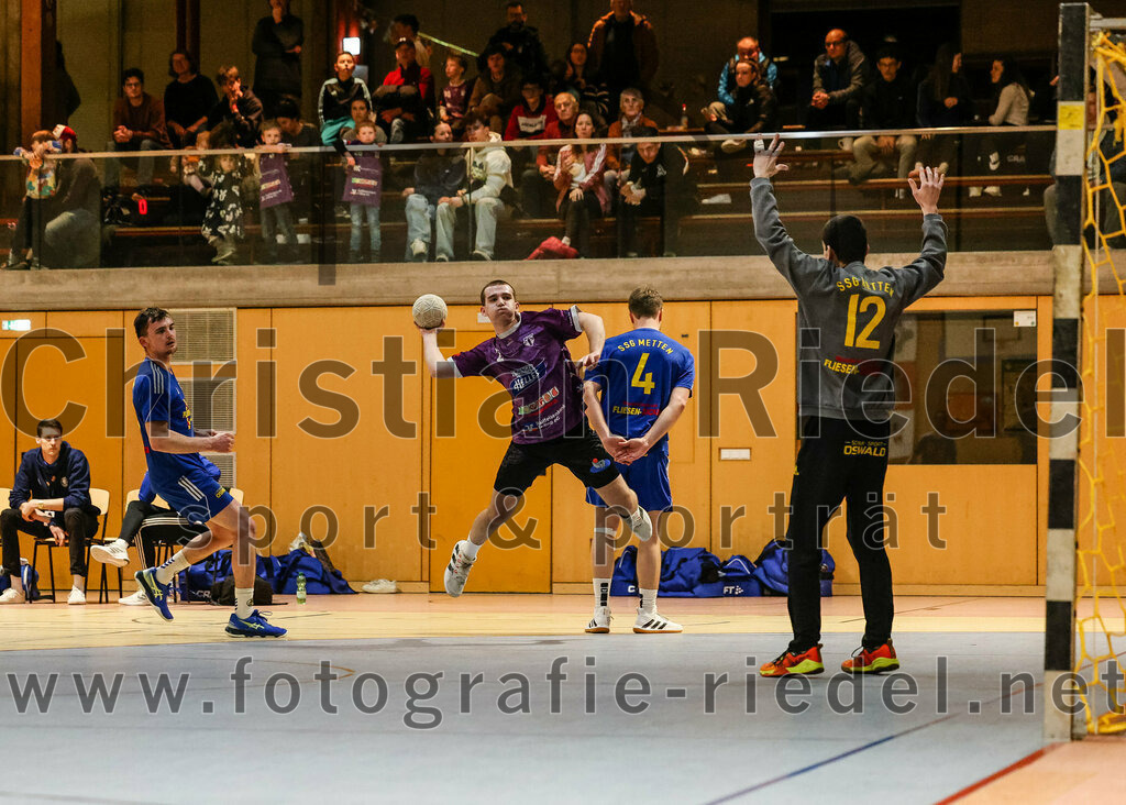 2024-02-24_031_SpVgg_Altenerding_gegen_SSG_Metten | Erding, Deutschland, 24.02.2024:
Handball, Bezirksoberliga Männer 2023 / 2024, 16. Spieltag, SpVgg Altenerding gegen SSG Metten, Endergebnis: 29:24

Vincent Muhr (SSG Metten, #10), Joseph Wyhnalek (SpVgg Altenerding, #2), David Huml (SSG Metten, #4), +a12+

Foto: Christian Riedel / fotografie-riedel.net
