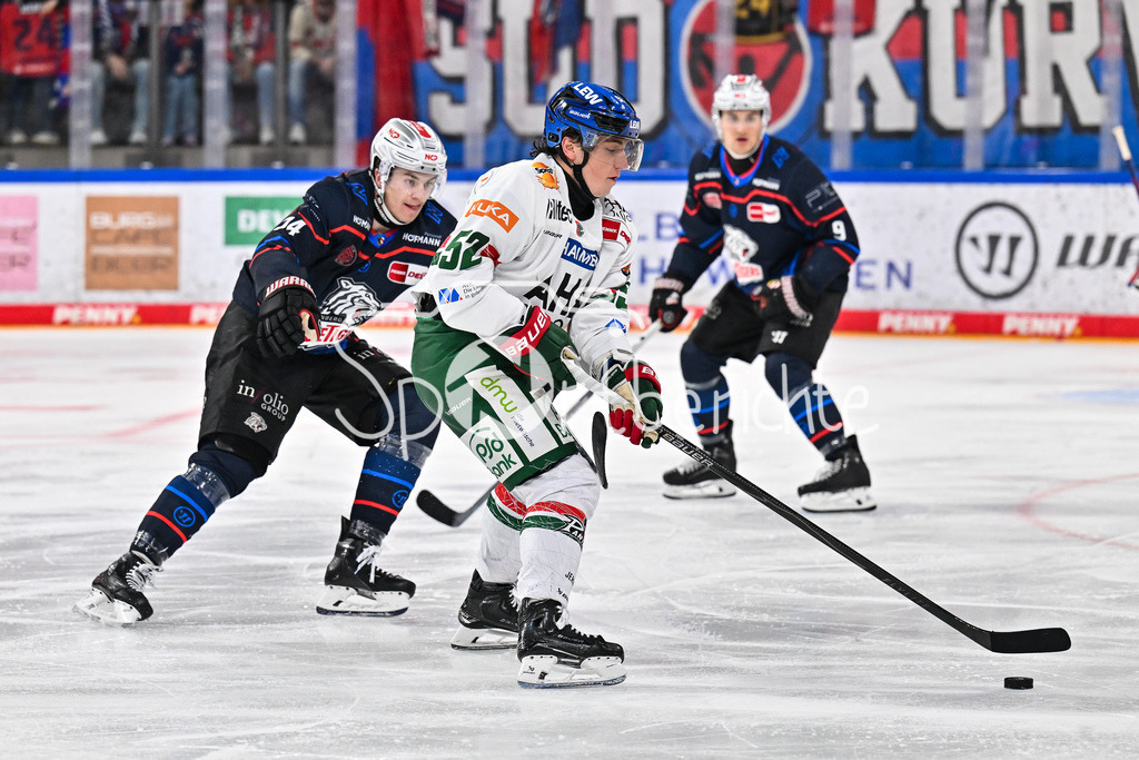 Nürnberg Ice Tigers - Augsburger Panther | Im Duell Cole MAIER (Nürnberg Ice Tigers 14) und Enrico HENRIQUEZ (Augsburger Panther 52) / Zweikampf / DEL: Nürnberg Ice Tigers - Augsburger Panther; PSD Bank Nürnberg ARENA am 12.09.2025
