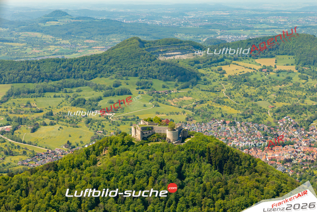 Das Luftbild zeigt : Burg Neuffen - Die Luftaufnahme wurde 2024 vom UL-Flugzeug aus erstellt ( keine Drohne ) - Hochauflösende Luftaufnahme - Für grossformatige Ausdrucke geeignet. Die Geschenkidee !Mit Lizenz und Bildrechte bestellbar
