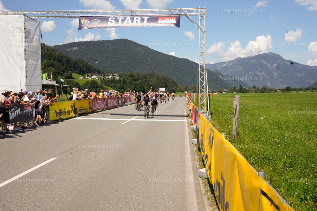 661_20230817_Bewerb_Maenner_Muehlanger | AUT - OESTERREICH, 2023-08-16: SPORT RENNRAD-FAHREN - 55. INTERNATIONALER RADWELTPOKAL IN ST. JOHANN IN TIROL  - Vintage-Radrennen mit WM-Bronze-Medaillen-Siegerin Christina Schweinberger, den Teilnehmer und Alexander Baumann (vom Orginastions-Team) - TAG 2 BEWERB MAENNER IN SECHS GRUPPEN  ; Foto: Roland Muehlanger