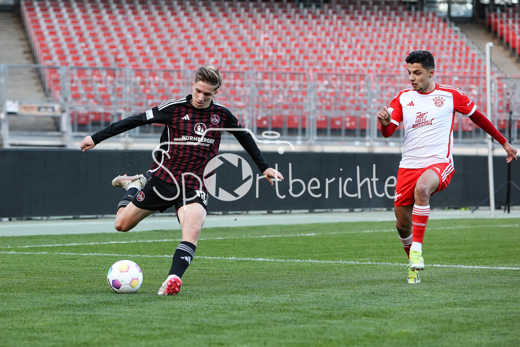 1. FC Nürnberg II - FC Bayern Amateure | im Duell Ben FISCHER (FCN #18) und Davide Dell'ERBA (FCB #19) / Zweikampf