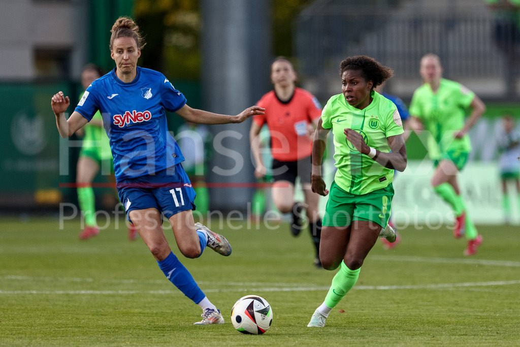Fussball, Google Pixel Frauen-Bundesliga, VfL Wolfsburg - TSG 1899 Hoffenheim | v.li.: Franziska Harsch (TSG 1899 Hoffenheim, 17) und Lineth Beerensteyn (VfL Wolfsburg, 9) im Zweikampf, Duell, Dynamik, Aktion, Action, Spielszene, DIE DFB-RICHTLINIEN UNTERSAGEN JEGLICHE NUTZUNG VON FOTOS ALS SEQUENZBILDER UND/ODER VIDEOÄHNLICHE FOTOSTRECKEN. DFB REGULATIONS PROHIBIT ANY USE OF PHOTOGRAPHS AS IMAGE SEQUENCES AND/OR QUASI-VIDEO.