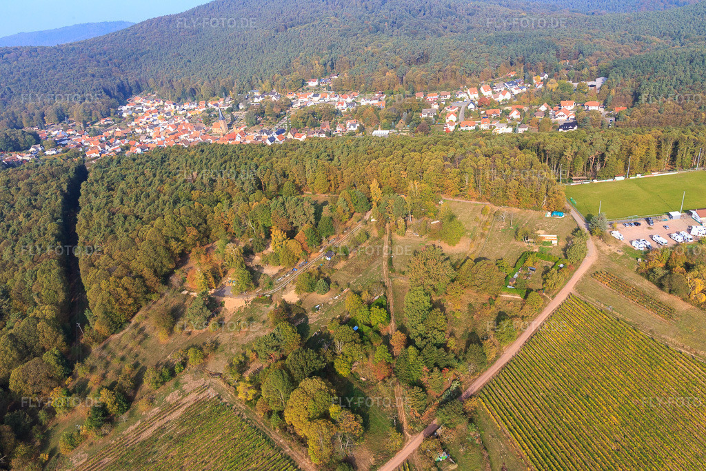 Luftbild: garten am Waldrand in Dörrenbach im Bundesland Rheinland-Pfalz in Deutschland. Foto: IMG_112167.jpg vom 20.10.2018 durch Werner Riehm/FLY-FOTO.de