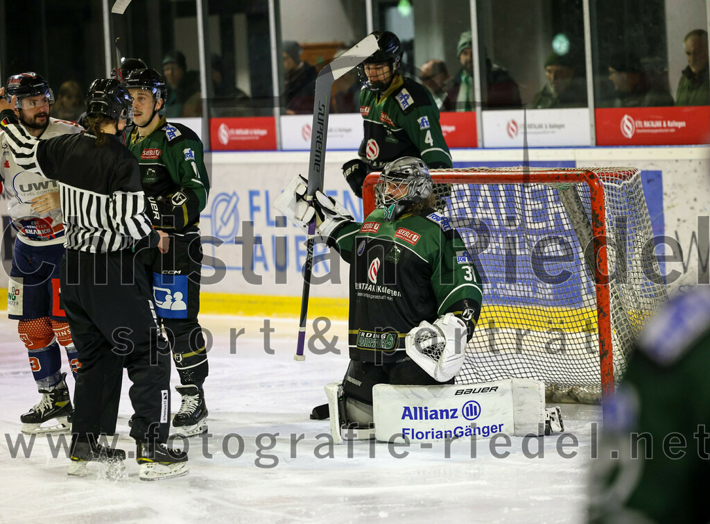 2023-03-03_026_TSV_Erding_gegen_ESC_Kempten | Erding, Deutschland, 03.03.2023:
Eishockey, Bayernliga Playoffs 2022 / 2023, Viertelfinale, TSV Erding gegen ESC Kempten, Endergebnis: 9:3

Schiedsrichterin Lara Fischer, Sebastian Busch (Erding Gladiators, #11), Torwart Christoph Schedlbauer (Erding Gladiators, #31), Simon Franz (Erding Gladiators, #4)

Foto: Christian Riedel / fotografie-riedel.net