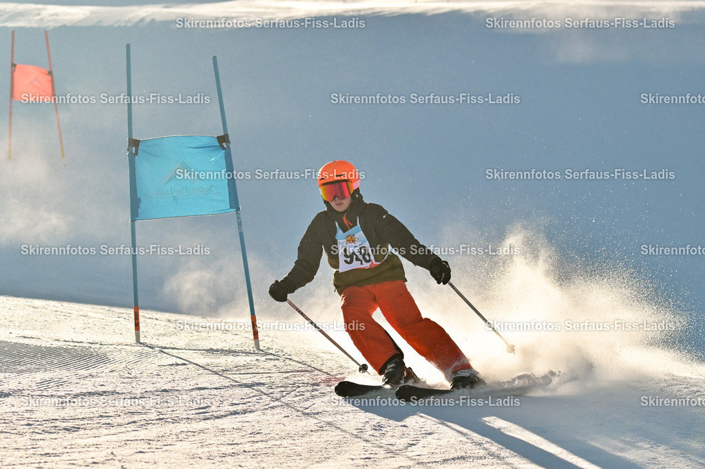 SRF_25.12.2025_0383 | Skirennfotos,Serfaus,Fiss,Ladis,Kinderskirennen,Winter,Tirol,Oberland,skirace,SFL,feelfree,weil wir's genießen,ski,Ski,skifahren,Sonnenplateau, - Realisiert mit Pictrs.com