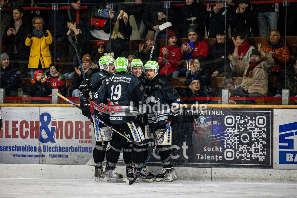TSV Peißenberg MINERS gegen HC Landsberg RIVERKINGS | Eishockey Bayernliga Herren Vorrunde 2024/25, TSV Peißenberg MINERS gegen HC Landsberg RIVERKINGS, 20241108,Torjubel, Zuschauer,2024-11-08 in Peißenberg (Eisstadion Peißenberg)Matthäus LIDL (MINERS 19), Ryan MURPHY (MINERS 15), Valentin HÖRNDL (MINERS 18), Martin LIDL (MINERS 44)Copyright: WolfgangxLindner foto-lindner.de