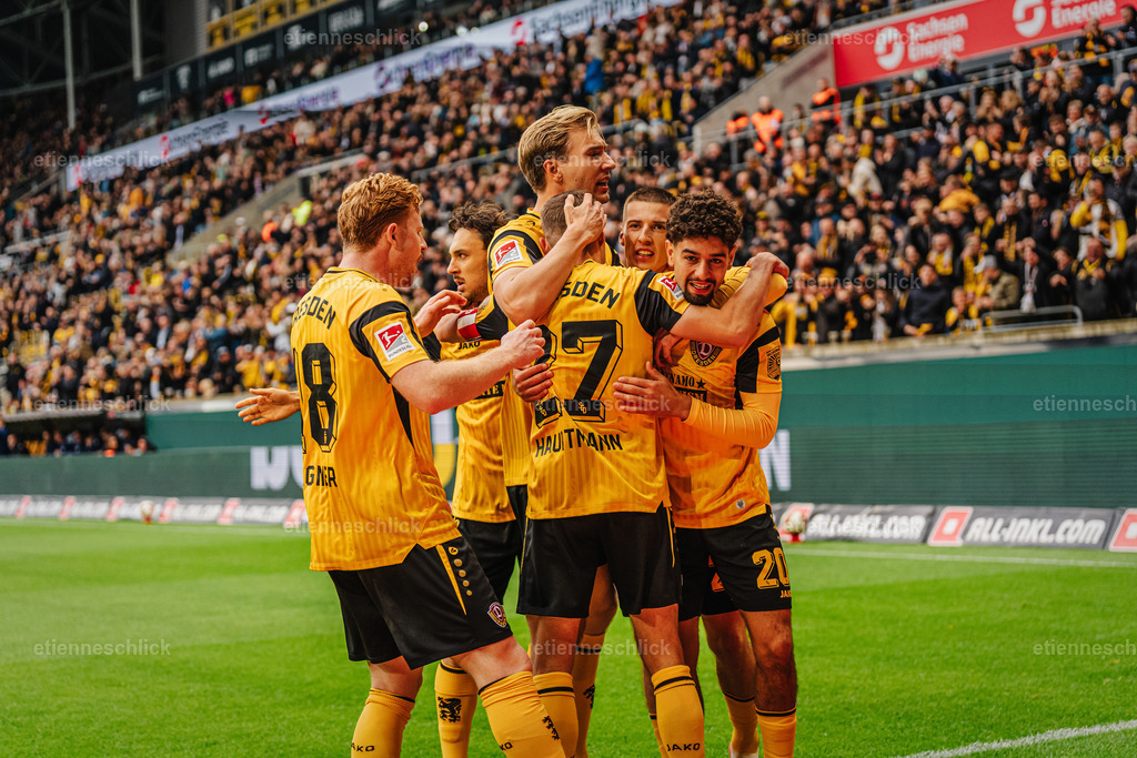 Dresdner SC - Allianz MTV Stuttgart, DEKRA 1. Bundesliga Frauen, Volleyball | Im Bild: Niklas Hauptmann (27, SG Dynamo Dresden) trifft 11 Meter nach Faul18.10.2026, SG Dynamo Dresden - 1. FC Magdeburg, 2. BUNDESLIGA - 8. SPIELTAG, Fußball, Deutschland, Dresden, Rudolf-Harbig-Stadion