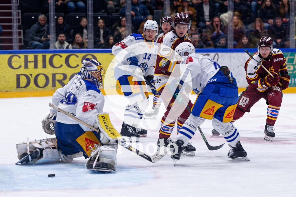 National League - Geneve-Servette HC v EV Zug | Roger Karrer (25 Geneve-Servette HC) shoots the puck (action) and scores his team's fourth goal  during the National League match between Geneve-Servette HC and EV Zug at Les Vernets in Geneva, Switzerland