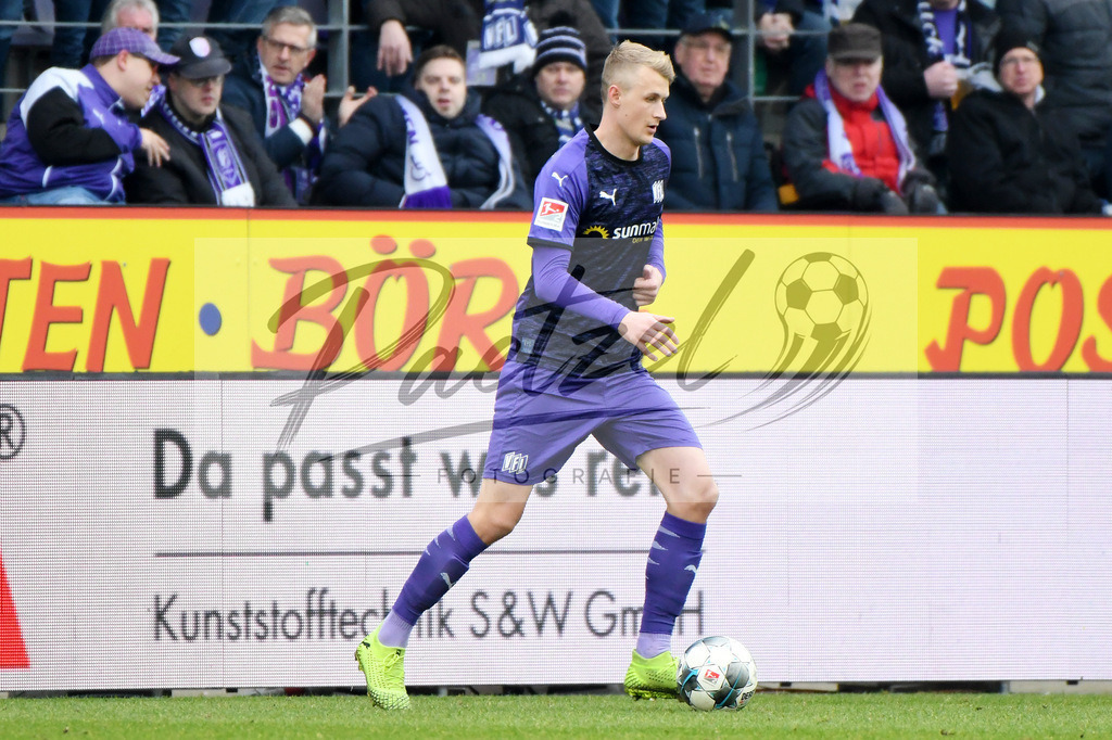 20200208_OSNFCN_0060 | Fußball, Herren: Lukas Gugganig (VfL Osnabrueck) in Aktion, am Ball, Einzelaktion waehrend des Spiels der 2. Bundesliga zwischen VfL Osnabrueck und 1. FC Nuernberg im Stadion an der Bremer Bruecke am 08.02.2020 in Osnabrueck, Deutschland.DFB / DFL REGULATIONS PROHIBIT ANY USE OF PHOTOGRAPHS AS IMAGE SEQUENCES AND/OR QUASI-VIDEO. - Realisiert mit Pictrs.com