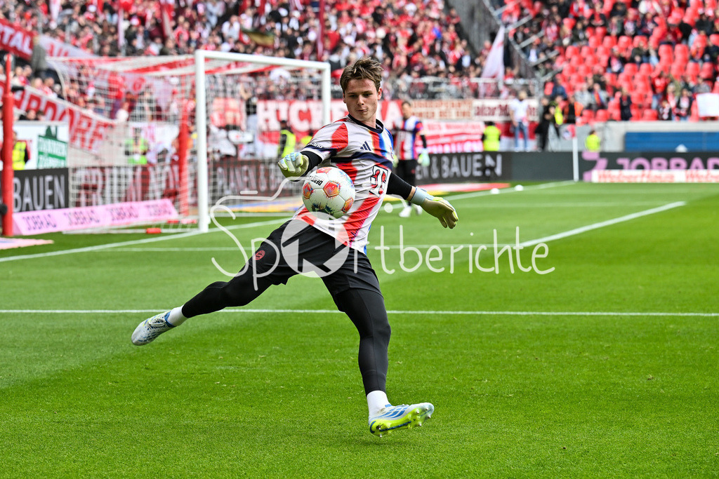 SC Freiburg - FC Bayern München | FREIBURG, GERMANY - 04. APRIL: im Bild Jonas Kurt URBIG (FC Bayern Munich 40) beim warmmachen vor dem Bundesligamatch zwischen dem SC Freiburg und dem FC Bayern München am 28. Spieltag im Europa-Park Stadion / DFL REGULATIONS PROHIBIT ANY USE OF PHOTOGRAPHS AS IMAGE SEQUENCES AND/OR QUASI-VIDEO